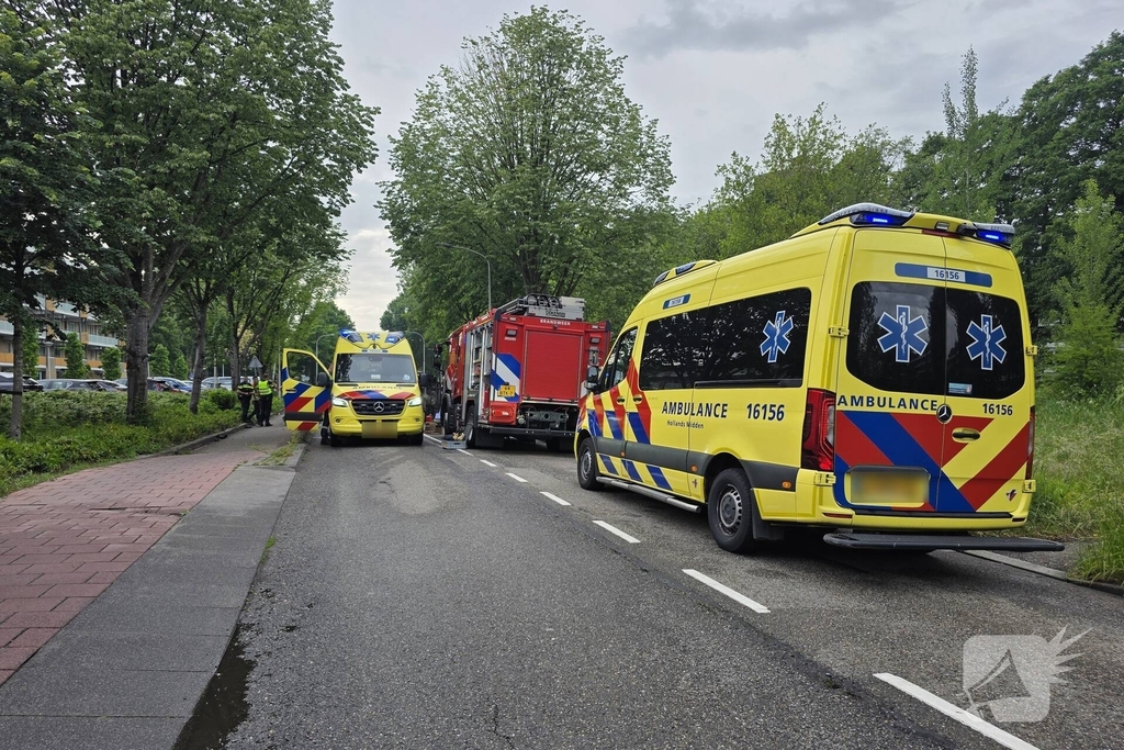 Bestelbus belandt op zijkant, traumateam ingezet