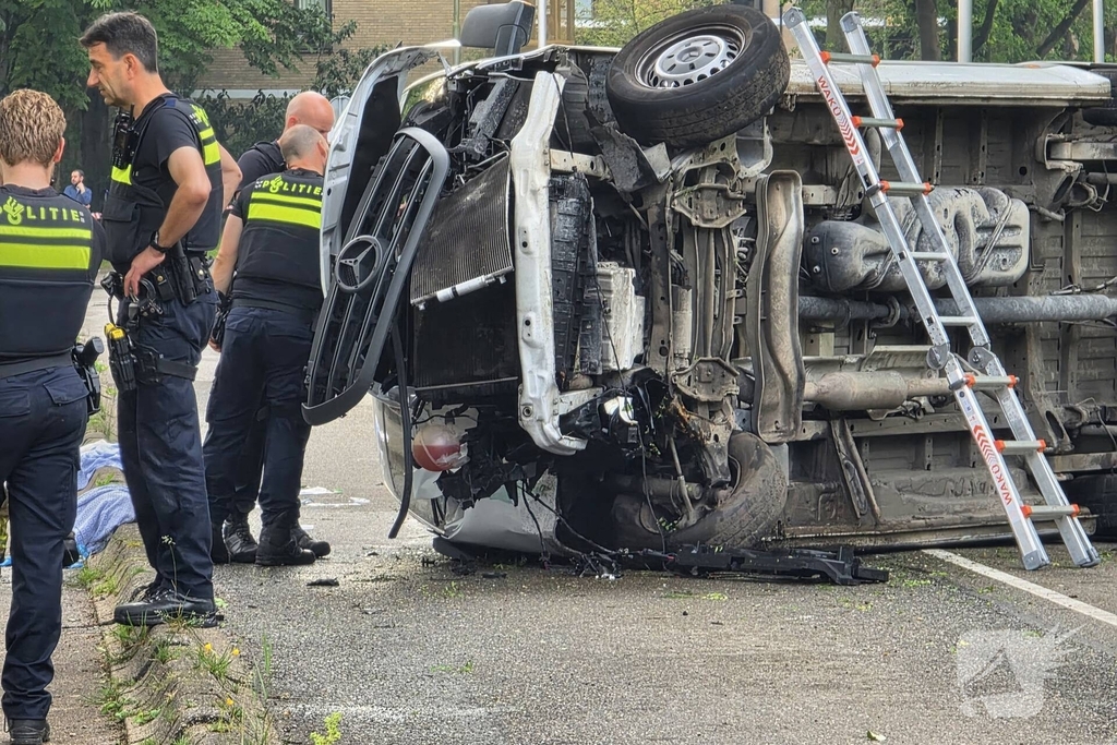 Bestelbus belandt op zijkant, traumateam ingezet