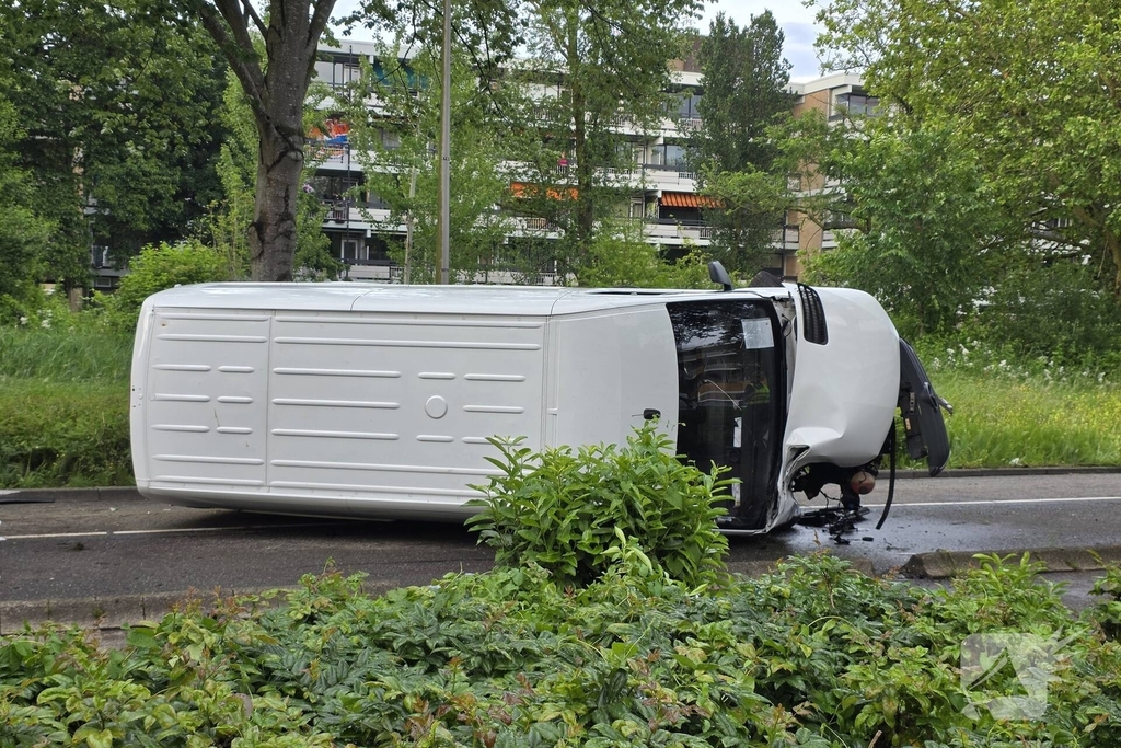 Bestelbus belandt op zijkant, traumateam ingezet