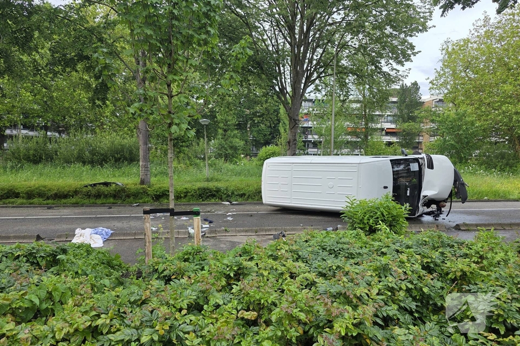 Bestelbus belandt op zijkant, traumateam ingezet