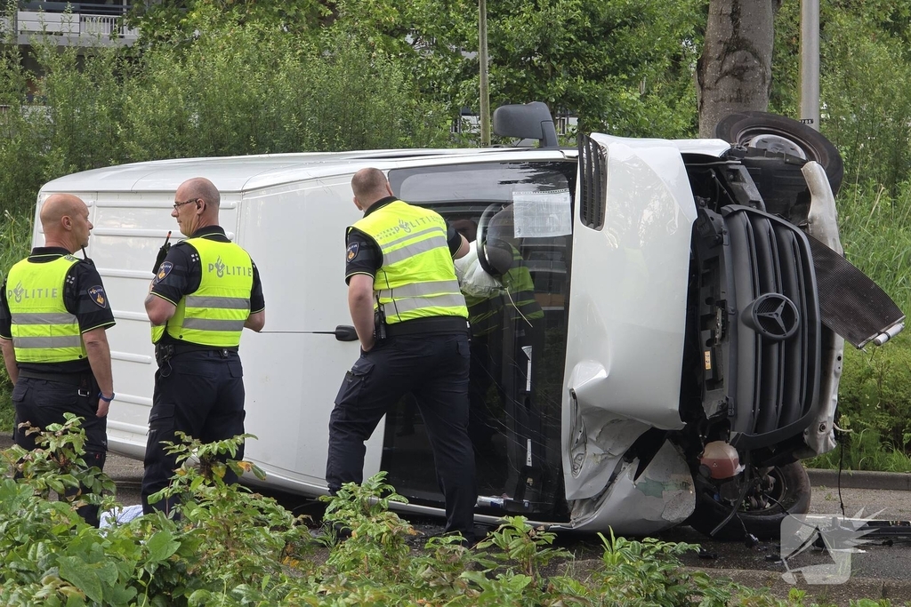 Bestelbus belandt op zijkant, traumateam ingezet
