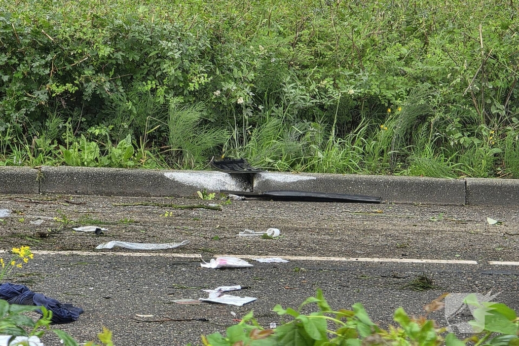 Bestelbus belandt op zijkant, traumateam ingezet