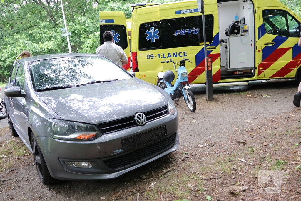 Bromfietser gewond bij botsing met auto
