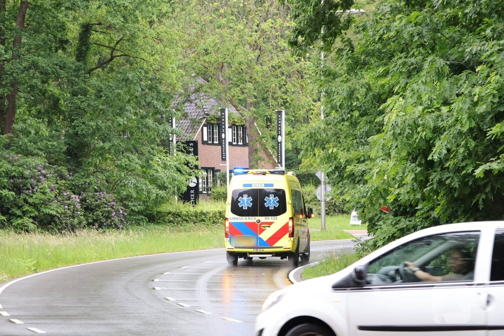 Bromfietser gewond bij botsing met auto