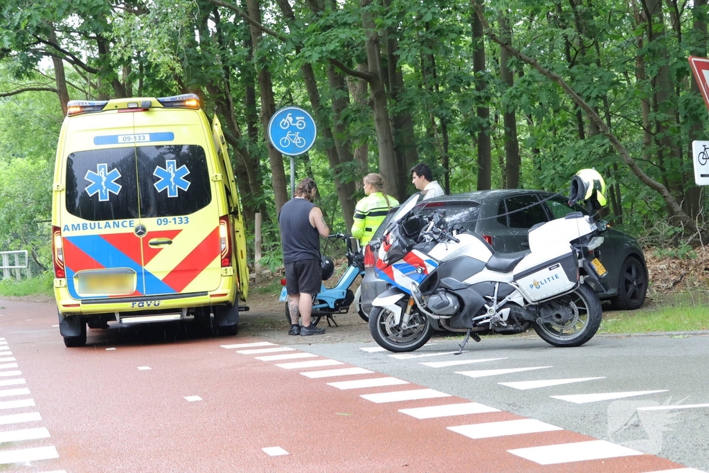 Bromfietser gewond bij botsing met auto