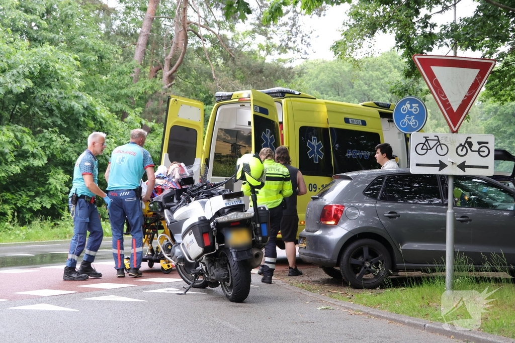 Bromfietser gewond bij botsing met auto