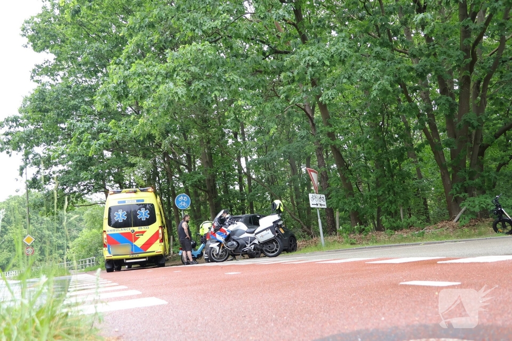 Bromfietser gewond bij botsing met auto