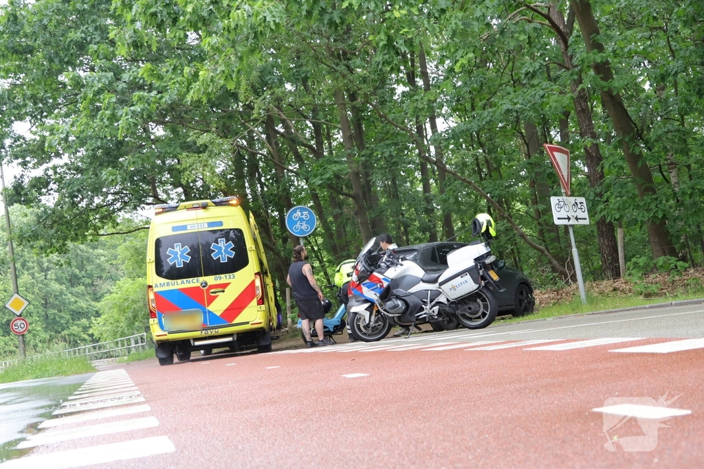 Bromfietser gewond bij botsing met auto
