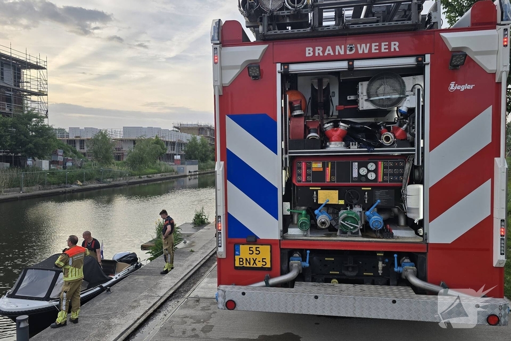 Brandweer haalt boot naar kade na brand