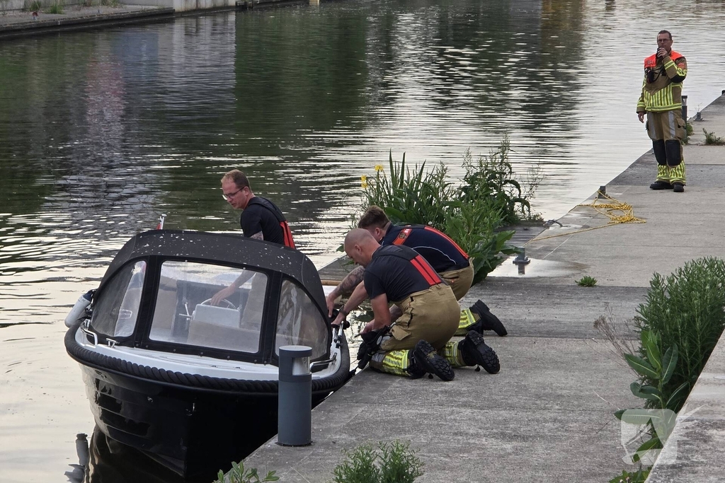 Brandweer haalt boot naar kade na brand