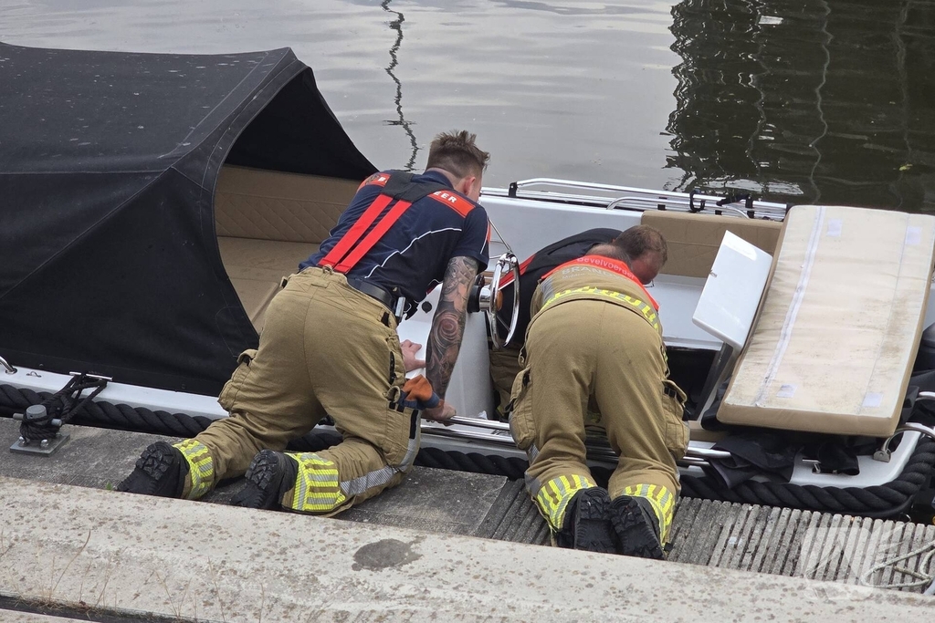 Brandweer haalt boot naar kade na brand
