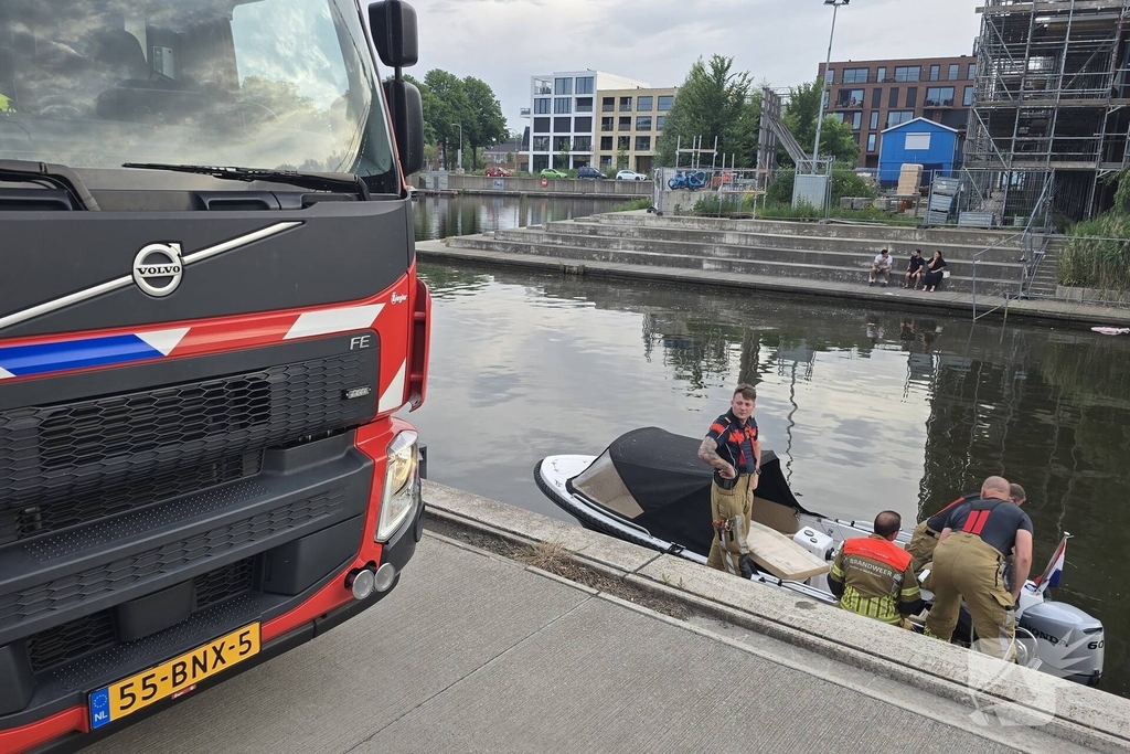Brandweer haalt boot naar kade na brand