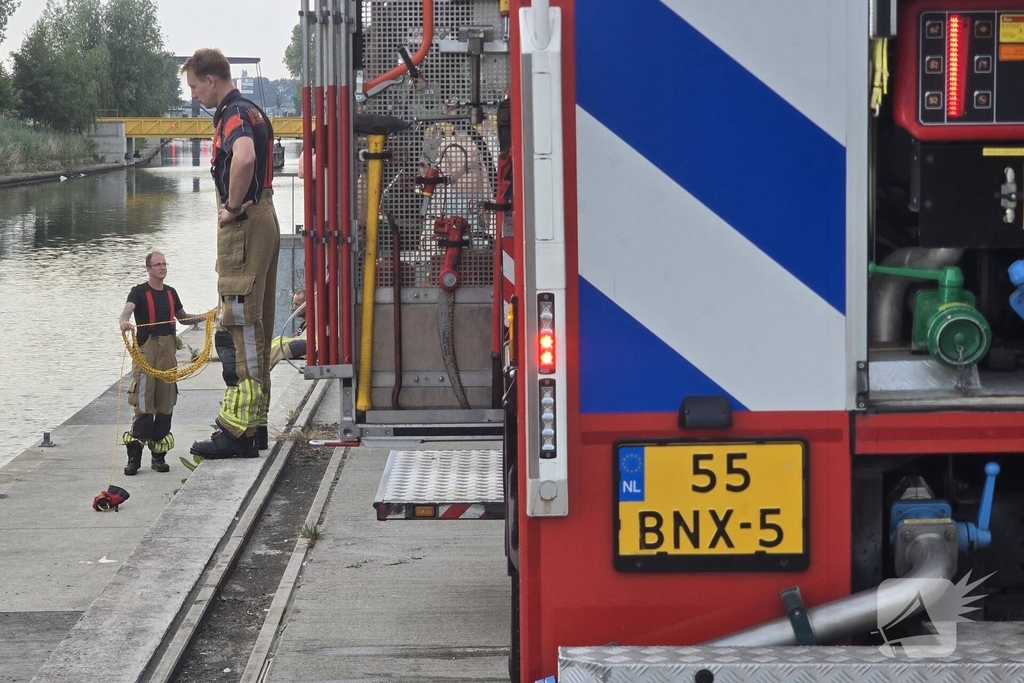Brandweer haalt boot naar kade na brand