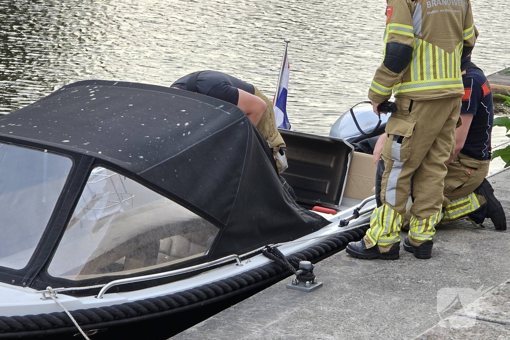 Brandweer haalt boot naar kade na brand