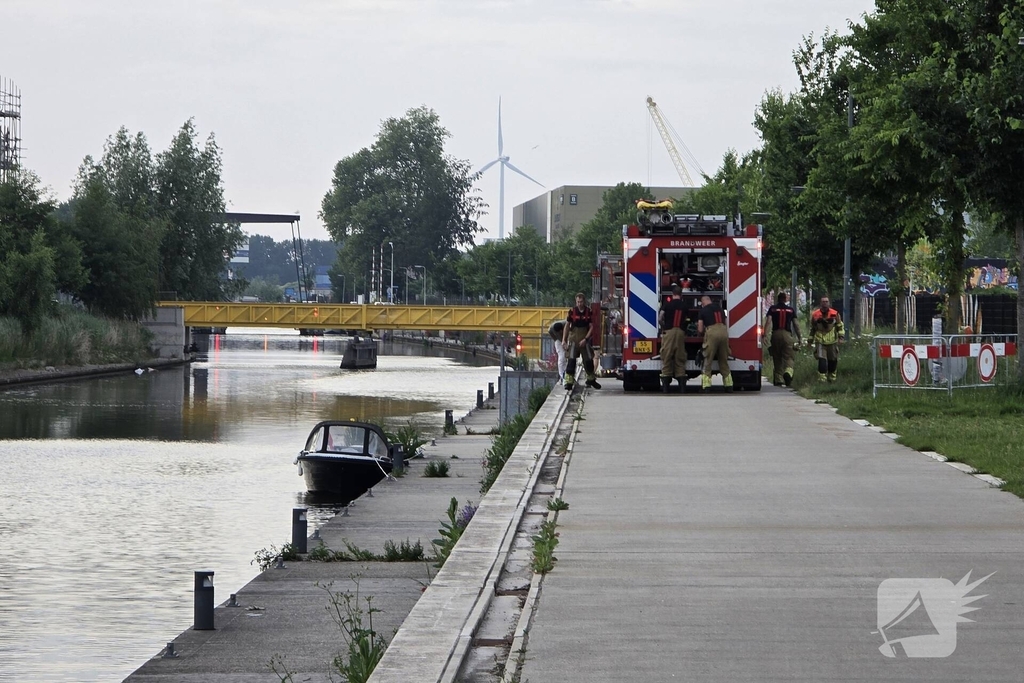 Brandweer haalt boot naar kade na brand