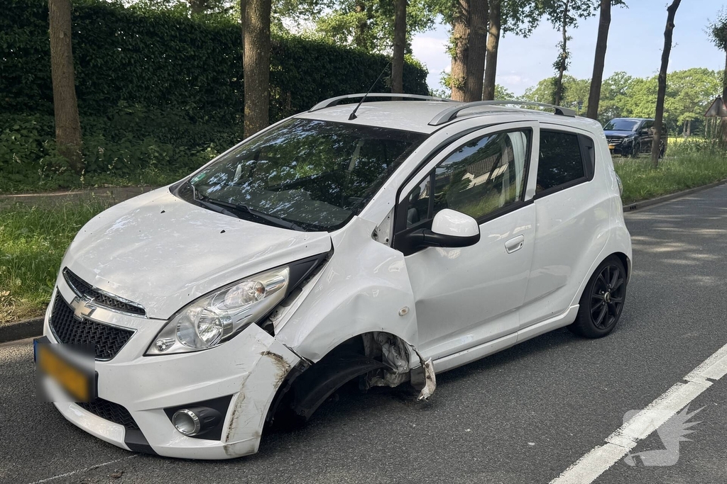 Ongeval tussen twee auto's leidt tot afsluiting van weg