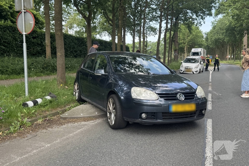 Ongeval tussen twee auto's leidt tot afsluiting van weg