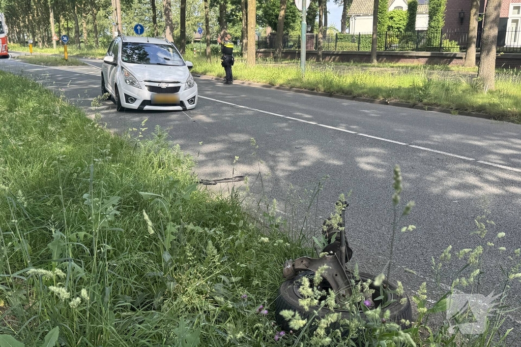 Ongeval tussen twee auto's leidt tot afsluiting van weg