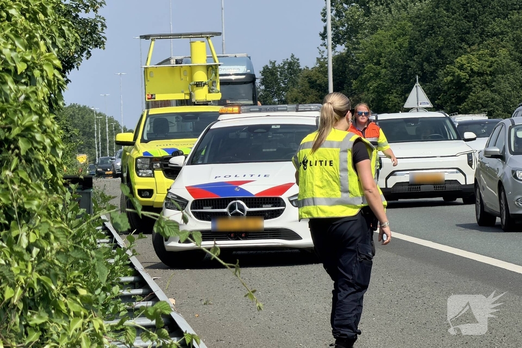 Kettingbotsing op snelweg leidt tot gewonde motorrijder