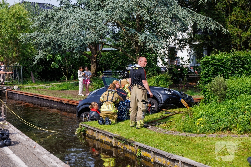 Auto belandt in ondiepe sloot na ongeval