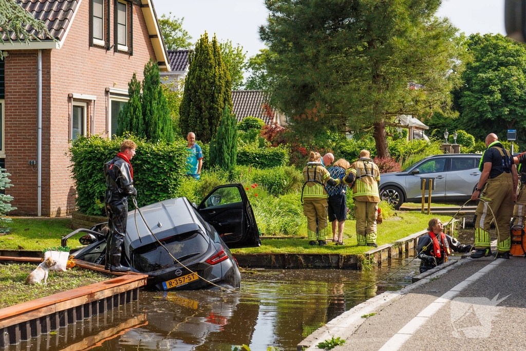 Auto belandt in ondiepe sloot na ongeval
