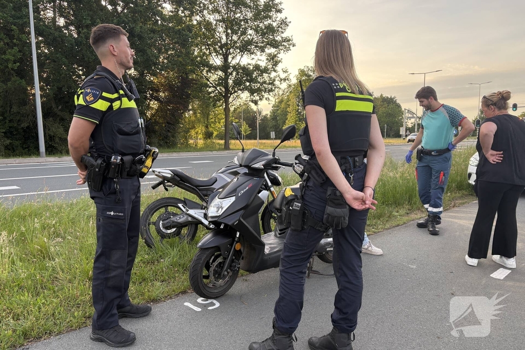 Scooterrijder raakt de controle kwijt en komt ten val