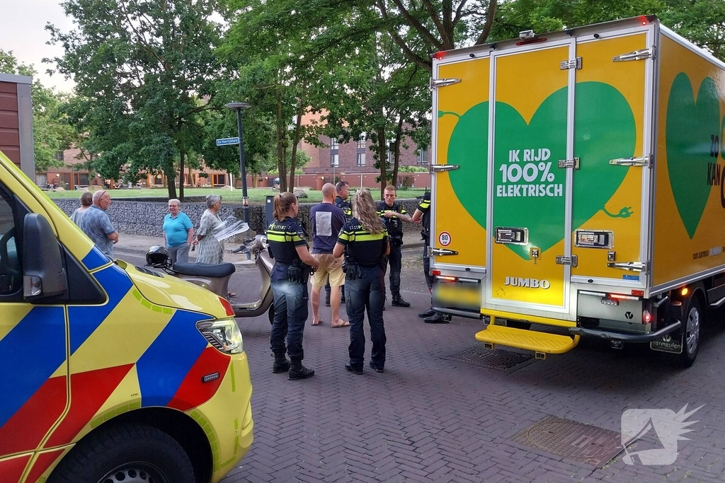 Scooterrijder in botsing met bezorgbus supermarkt