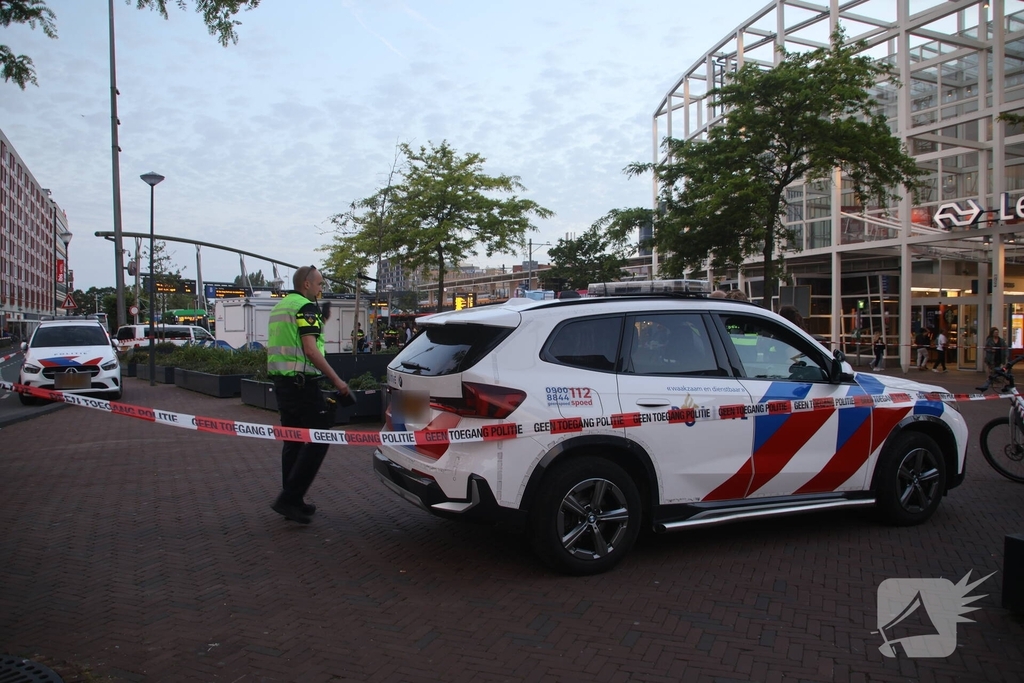 Zwaargewonde na mishandeling voor station Leiden Centraal