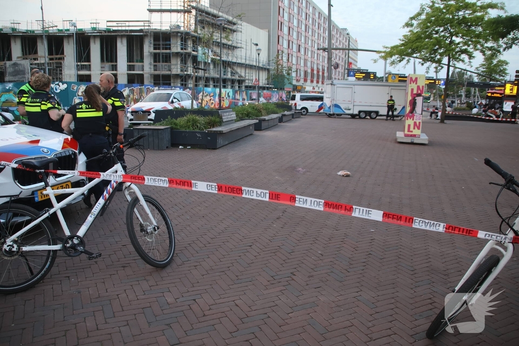 Zwaargewonde na mishandeling voor station Leiden Centraal