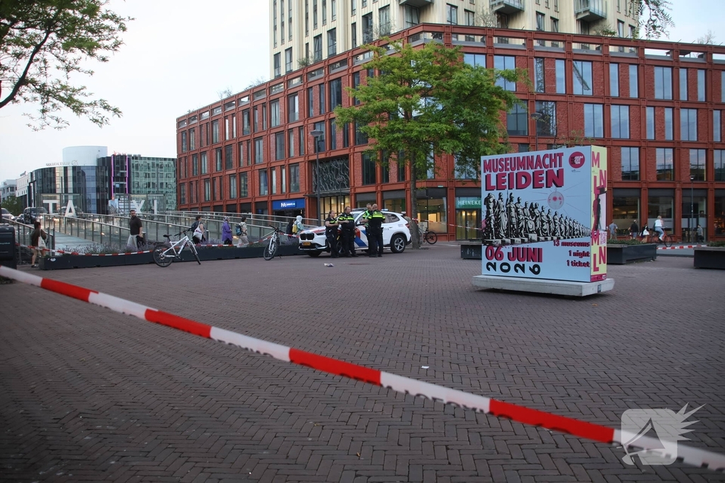Zwaargewonde na mishandeling voor station Leiden Centraal