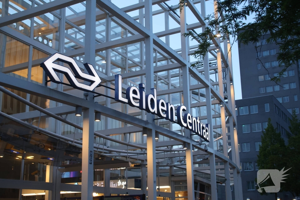 Zwaargewonde na mishandeling voor station Leiden Centraal