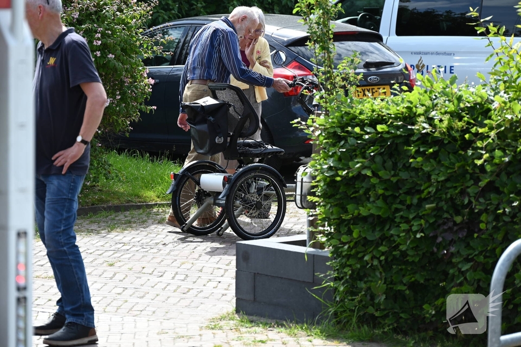 Persoon op driewieler raakt te water