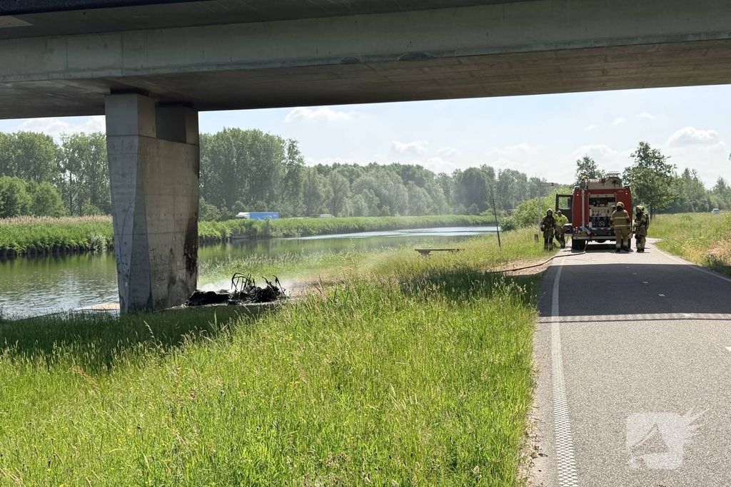 Brommobiel in brand onder brug