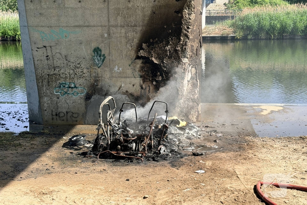 Brommobiel in brand onder brug