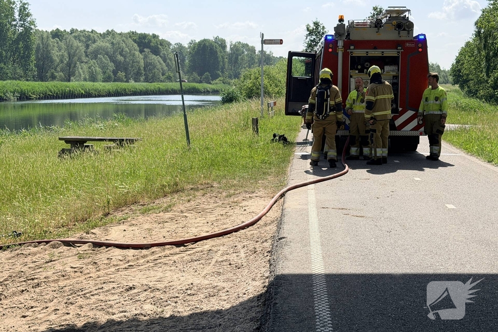 Brommobiel in brand onder brug