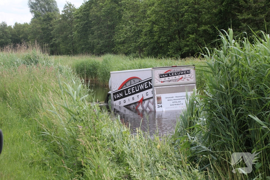 Bestelbusje komt te water, bestuurder gereanimeerd