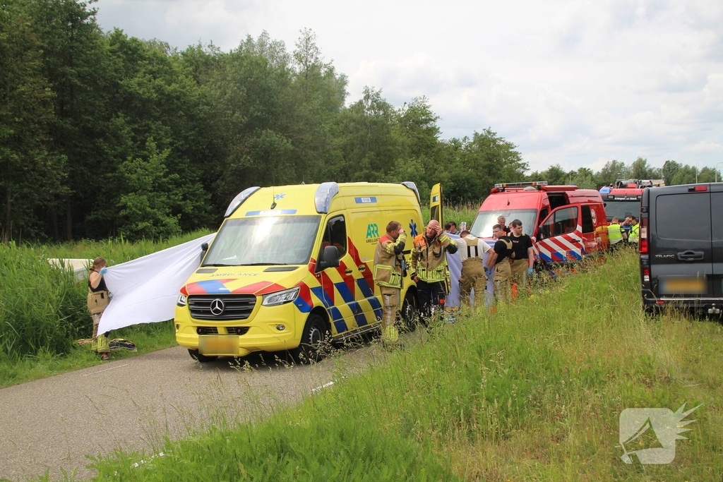 Bestelbusje komt te water, bestuurder gereanimeerd