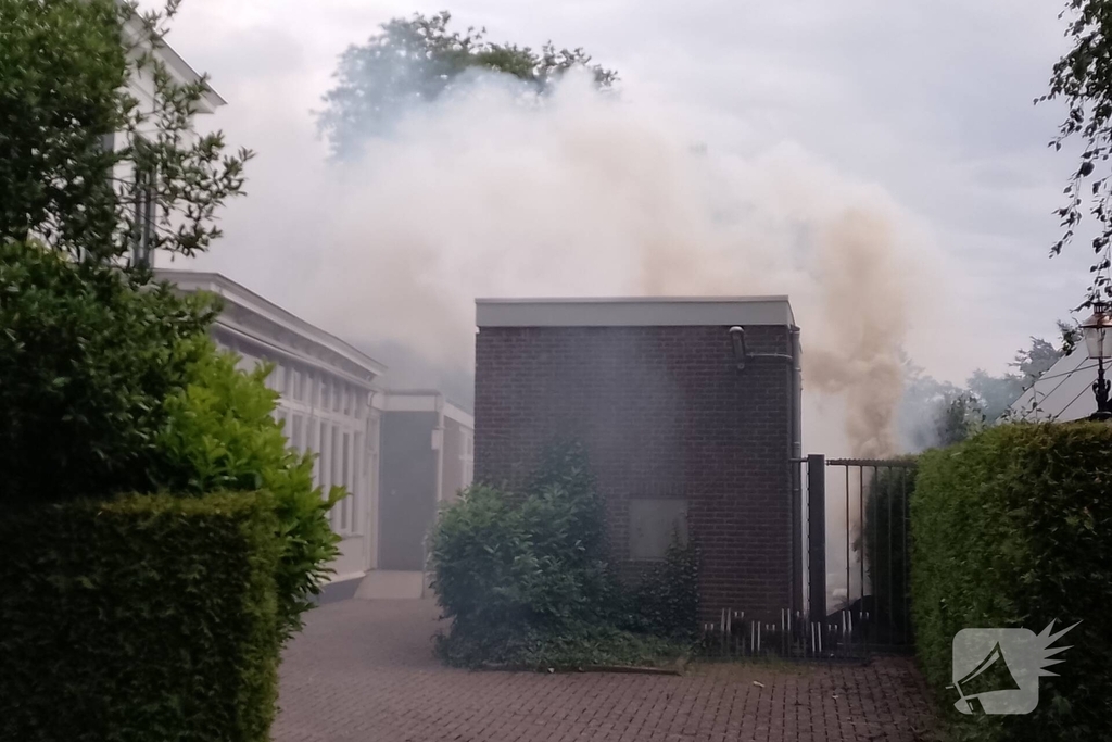Brand in coniferen Haag veroorzaak flinke rookontwikkeling