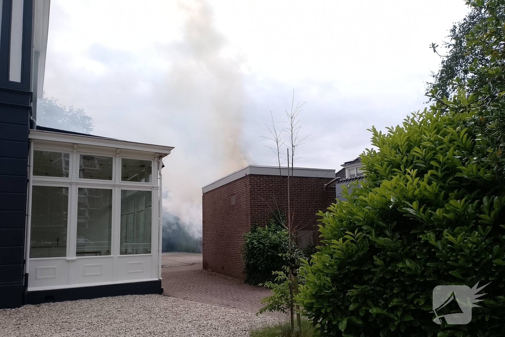 Brand in coniferen Haag veroorzaak flinke rookontwikkeling