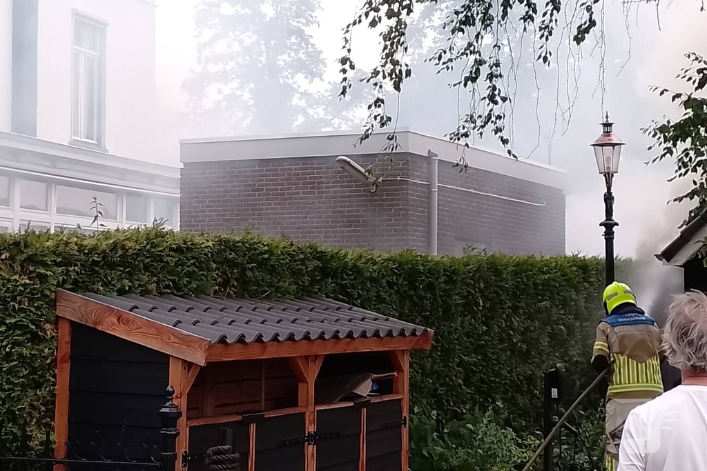 Brand in coniferen Haag veroorzaak flinke rookontwikkeling