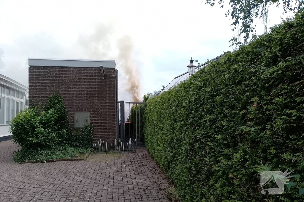 Brand in coniferen Haag veroorzaak flinke rookontwikkeling
