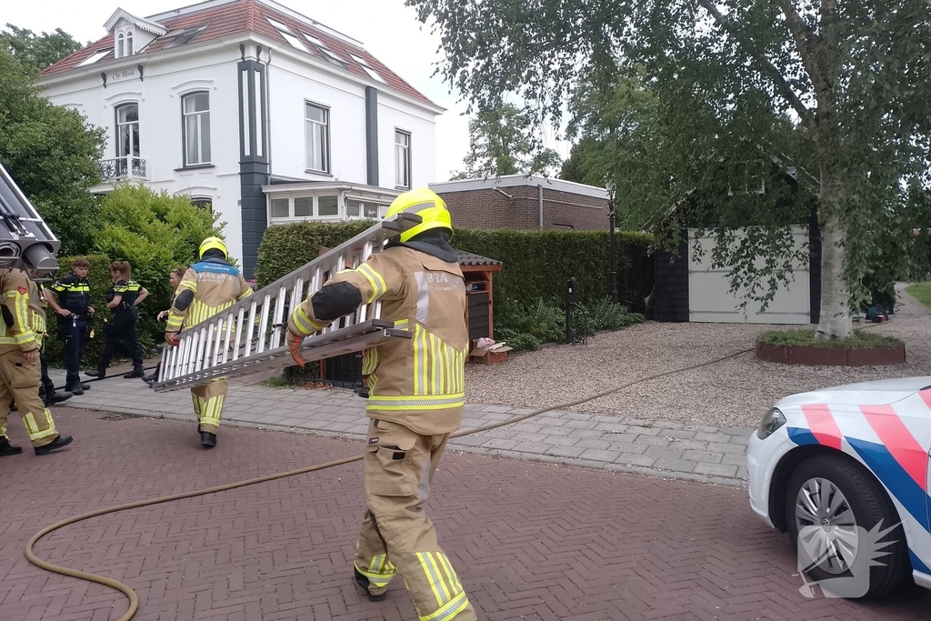 Brand in coniferen Haag veroorzaak flinke rookontwikkeling