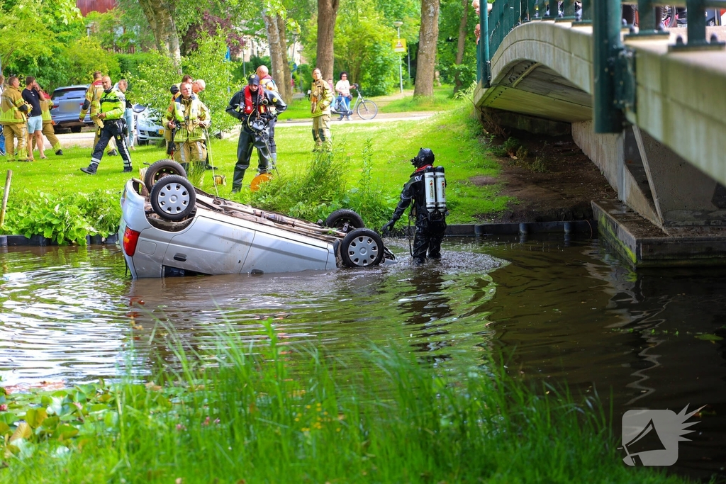 Auto te water in Oostzaan