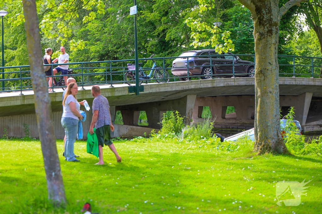 Auto te water in Oostzaan