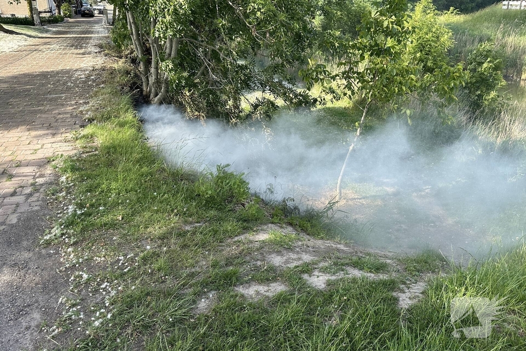 Brandweerinzet na brand in berm
