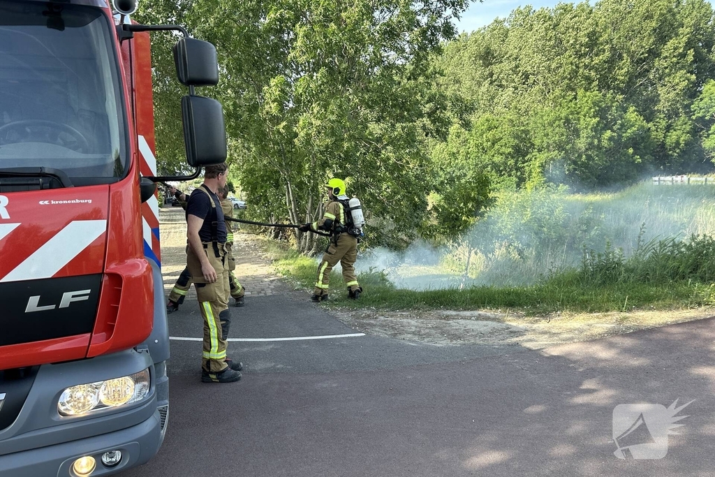 Brandweerinzet na brand in berm