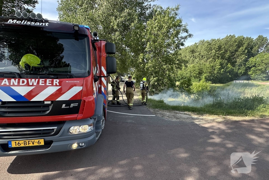Brandweerinzet na brand in berm