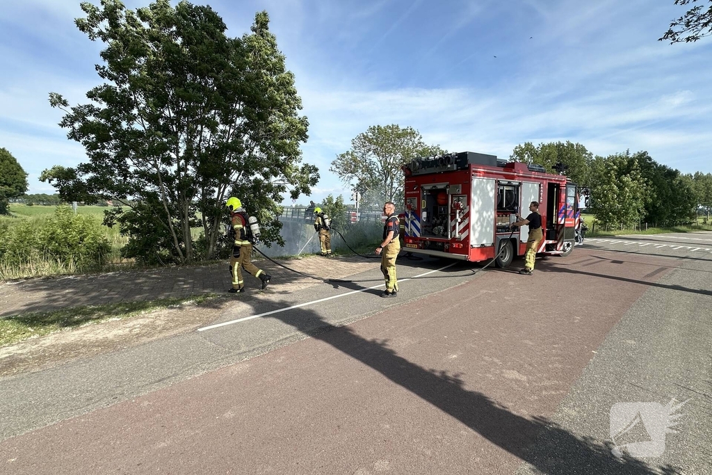 Brandweerinzet na brand in berm