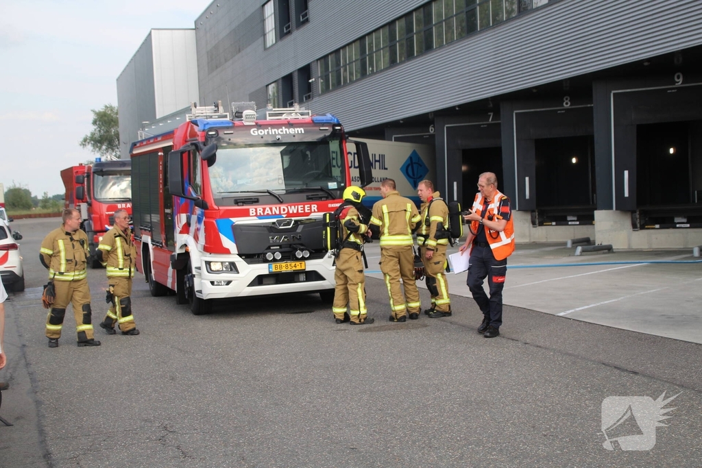Voertuig in brand in bedrijfspand