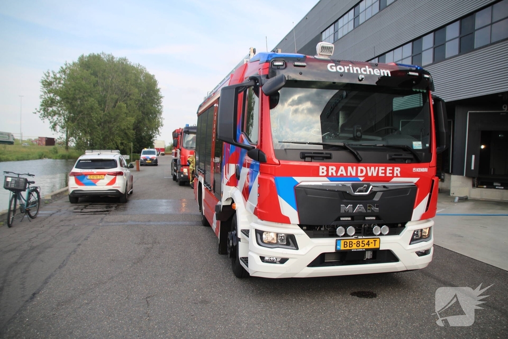 Voertuig in brand in bedrijfspand